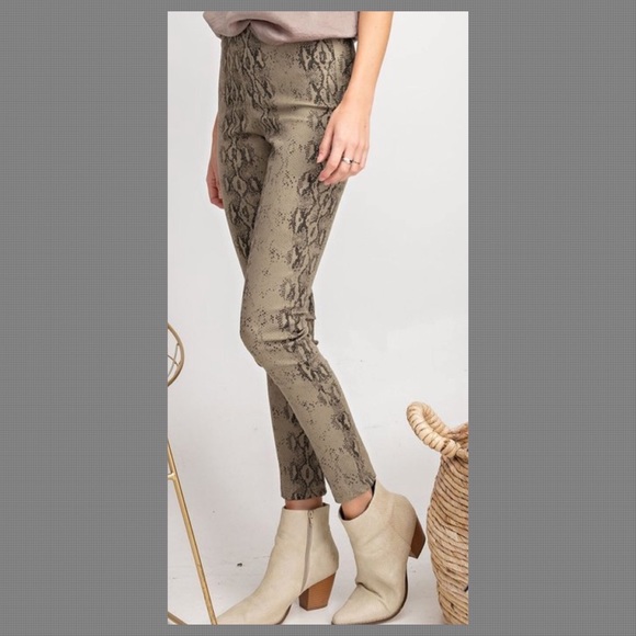 NEW! SNAKESKIN DISTRESSED SKINNY PANTS - Picture 2 of 4